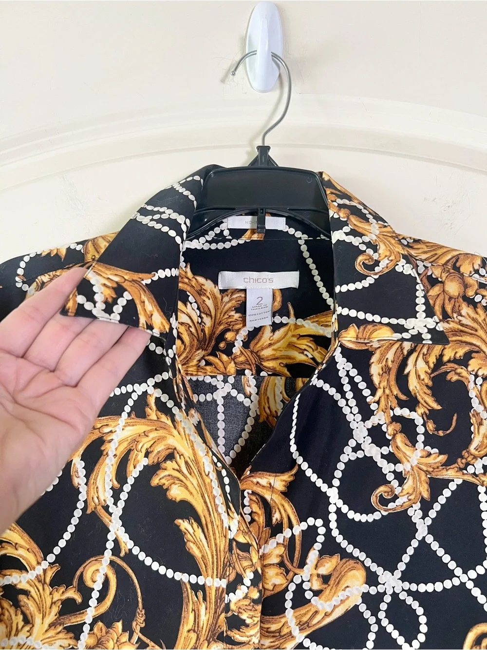 Chico's No-Iron Baroque Blouse Size 2 Black Gold Pearl Chain Print Cotton Shirt - Picture 5 of 10